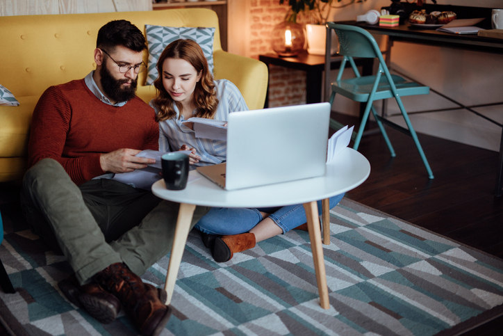 man-and-woman-sitting-at-coffee-table-looking-at-computer